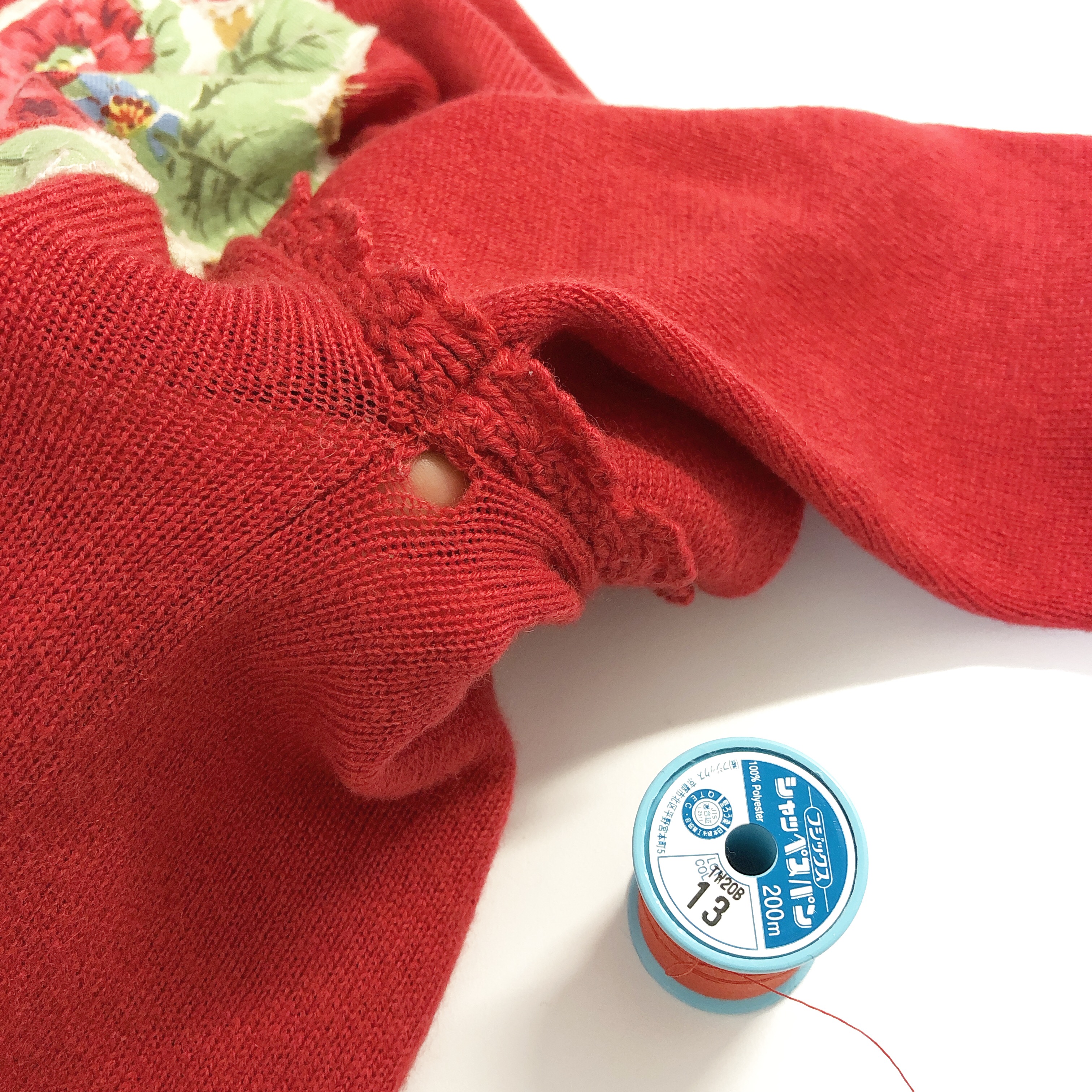 手縫いで簡単】ニット(セーター)の脇に穴！ダーニング要素も入れて補修 