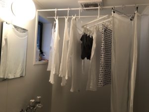 動画も 一人暮らしの洗濯物はお風呂場で部屋干しがおすすめ 除湿機 まなきのなるようにするさ