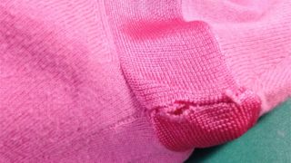手縫いで簡単 ニット セーター の脇に穴 ダーニング要素も入れて補修した方法 直し方 洋服修理 まなきのなるようにするさ
